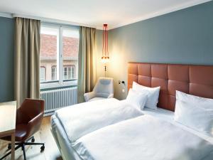 سرير أو أسرّة في غرفة في Hotel Weitzer Graz - Centre of Graz