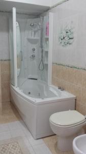 Ett badrum på Cartaromana House
