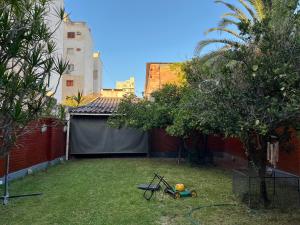 a small yard with a bike on the grass at Casa zona Estadio Único Fórum Terminal de omnibus Peatonales A Minutos del Nodo Tecnológico in Santiago del Estero