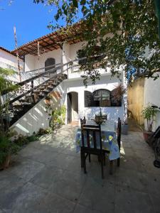 a patio with a table and chairs in front of a house at Vamos a la playa in Cabo Frio +6 photos