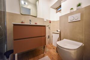 トリノにあるIl sogno di Doriaのトイレと鏡のある小さなバスルーム +23枚の写真