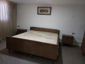 a bed in a room with two nightstands and a bed sidx sidx sidx at Casa la Serena in Madaba