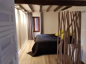 a bedroom with a bed and a wooden floor at Appartement charmant à Sare avec vue sur la montagne in Sare