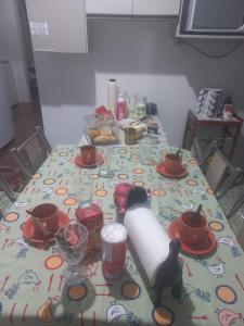 a table with a table cloth with a cat on it at Casa Familiar Da Nise in São Gabriel