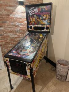 a pinball machine with a video game on it at Maison Pays Basque in Briscous