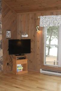 TV a/nebo společenská místnost v ubytování Bayview Resort Sunset Lookout Cabin 6