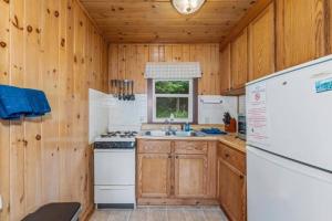 Kuchyň nebo kuchyňský kout v ubytování TB5 Thunder Bay Resort Cabin5