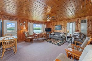 TV a/nebo společenská místnost v ubytování TB1 Thunder Bay Resort Cabin 1 + 8 fotografií