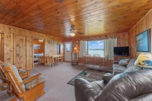 TV a/nebo společenská místnost v ubytování TB1 Thunder Bay Resort Cabin 1