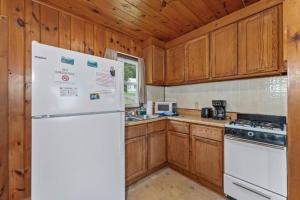 Kuchyň nebo kuchyňský kout v ubytování TB1 Thunder Bay Resort Cabin 1