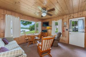 Kuchyň nebo kuchyňský kout v ubytování TB8 Thunder Bay Resort Cabin 8