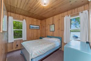 Postel nebo postele na pokoji v ubytování TB8 Thunder Bay Resort Cabin 8