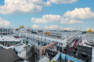 Vista árida de una ciudad con edificios y una nube en CSJS Inn Hotel Marketed by Kiwiana, en Amritsar