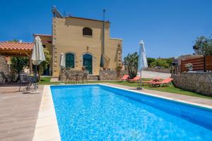 Bazén v ubytování Skandalis Apartments with pool nebo v jeho okolí