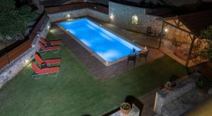 Bazén v ubytování Skandalis Apartments with pool nebo v jeho okolí