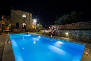 Bazén v ubytování Skandalis Apartments with pool nebo v jeho okolí
