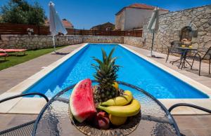 Bazén v ubytování Skandalis Apartments with pool nebo v jeho okolí