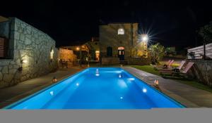Bazén v ubytování Skandalis Apartments with pool nebo v jeho okolí