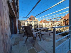 Balkón nebo terasa v ubytování DEL VINO bar à vin & guitares Appartement Sauna Terrasse Garage
