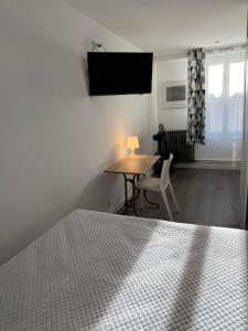 Postel nebo postele na pokoji v ubytování Hotel des Etuves
