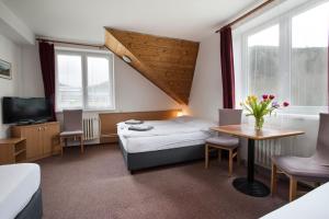 Katil atau katil-katil dalam bilik di Hotel Harrachov Inn