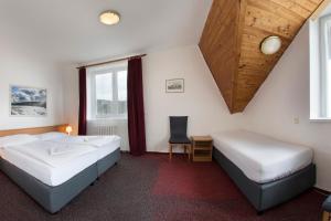 Katil atau katil-katil dalam bilik di Hotel Harrachov Inn