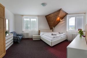 Katil atau katil-katil dalam bilik di Hotel Harrachov Inn