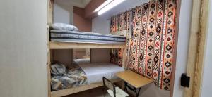 Un pat sau paturi într-o cameră la david hostel