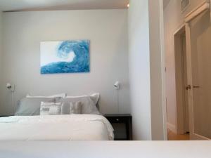 Voodi või voodid majutusasutuse Family Friendly 2BR Villa in Downtown - 1 Block Walk to the Beach toas
