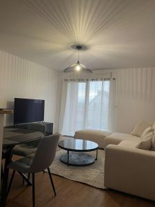Μια τηλεόραση ή/και κέντρο ψυχαγωγίας στο Appartement chaleureux proche du centre et de la plage