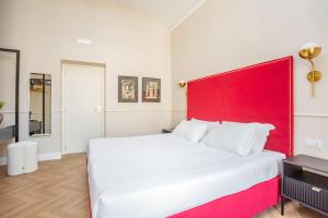 A bed or beds in a room at Daplace - La Mongolfiera Rooms in Navona