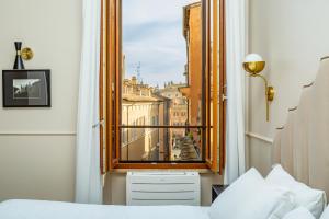 A bed or beds in a room at Daplace - La Mongolfiera Rooms in Navona