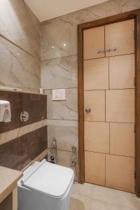 un baño con inodoro y ducha en CSJS Inn Hotel Marketed by Kiwiana, en Amritsar