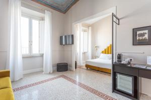 A bed or beds in a room at Daplace - La Mongolfiera Rooms in Navona