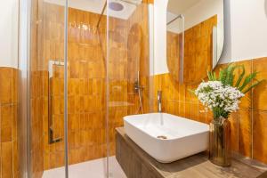 A bathroom at Daplace - La Mongolfiera Rooms in Navona