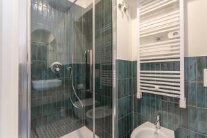 A bathroom at Daplace - La Mongolfiera Rooms in Navona