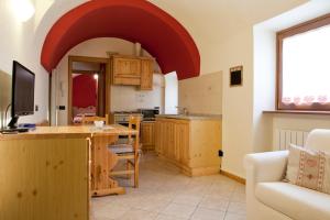 une cuisine avec une voûte au-dessus d'une cuisine avec une table dans l'établissement Cottage Casa Felice, à Clusone