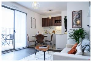 ein Wohnzimmer mit Sofa und Tisch in der Unterkunft Entre Paris et le Chateau de Versailles - Parking in Rueil-Malmaison + 43 Fotos