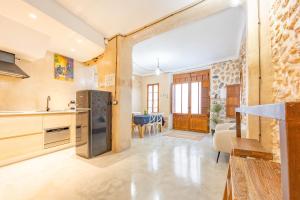 a kitchen with a refrigerator and a dining room at Natura 43 in Callosa de Ensarriá