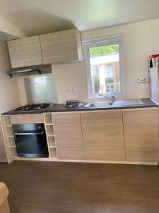 Η κουζίνα ή μικρή κουζίνα στο mobil home 742 +3 φωτογραφίες