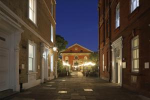 un callejón vacío en un viejo edificio por la noche en The Z Hotel Covent Garden, en Londres