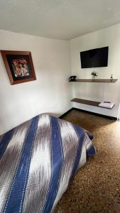 TV a/nebo společenská místnost v ubytování Hospedaje El Encanto