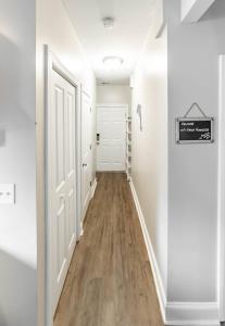 Fancy Flounder في كارولينا بيتش: مدخل مع جدران بيضاء وأرضية من الخشب الصلب