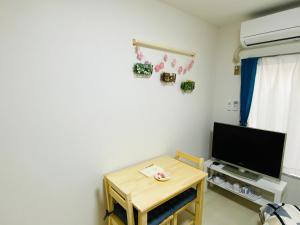 TV a/nebo společenská místnost v ubytování 新所沢駅徒歩1分 近くに豊富な飲食店 ベルーナドーム 東京や川越観光拠点に コンビニ30秒