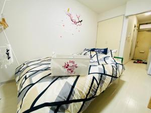 Postel nebo postele na pokoji v ubytování 新所沢駅徒歩1分 近くに豊富な飲食店 ベルーナドーム 東京や川越観光拠点に コンビニ30秒