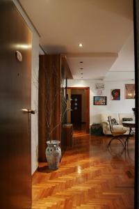 a living room with a vase on a hard wood floor at B&B Stupor Mundi in Altamura