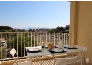 Balkón nebo terasa v ubytování Appartement vue mer et montagnes
