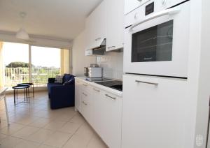 Kuchyň nebo kuchyňský kout v ubytování Appartement vue mer et montagnes + 2 fotografie