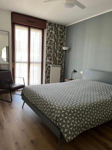 a bedroom with a large bed in a room at Humanitas & Forum - CASA TUA Housing in Rozzano