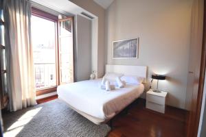 Postel nebo postele na pokoji v ubytování Bello Apartamento en la Plaza del Tossal + 11 fotografií